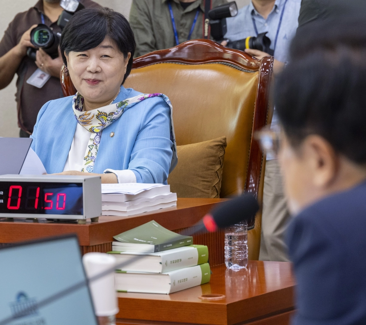9일 국회에서 열린 법제사법위원회 전체 회의 도중 법사위원장인 더불어민주당 서영교 의원이 최근 제기되고 있는 김승원 법무부 장관 후보자의 ‘신약 임상시험 청탁 의혹’과 관련해 국민의힘 법사위 박형수 간사의 “인사청문회에 관련 인물들을 증인으로 채택에 해야한다”는 의사 진행 발언을 듣다 미소짓고 있다.