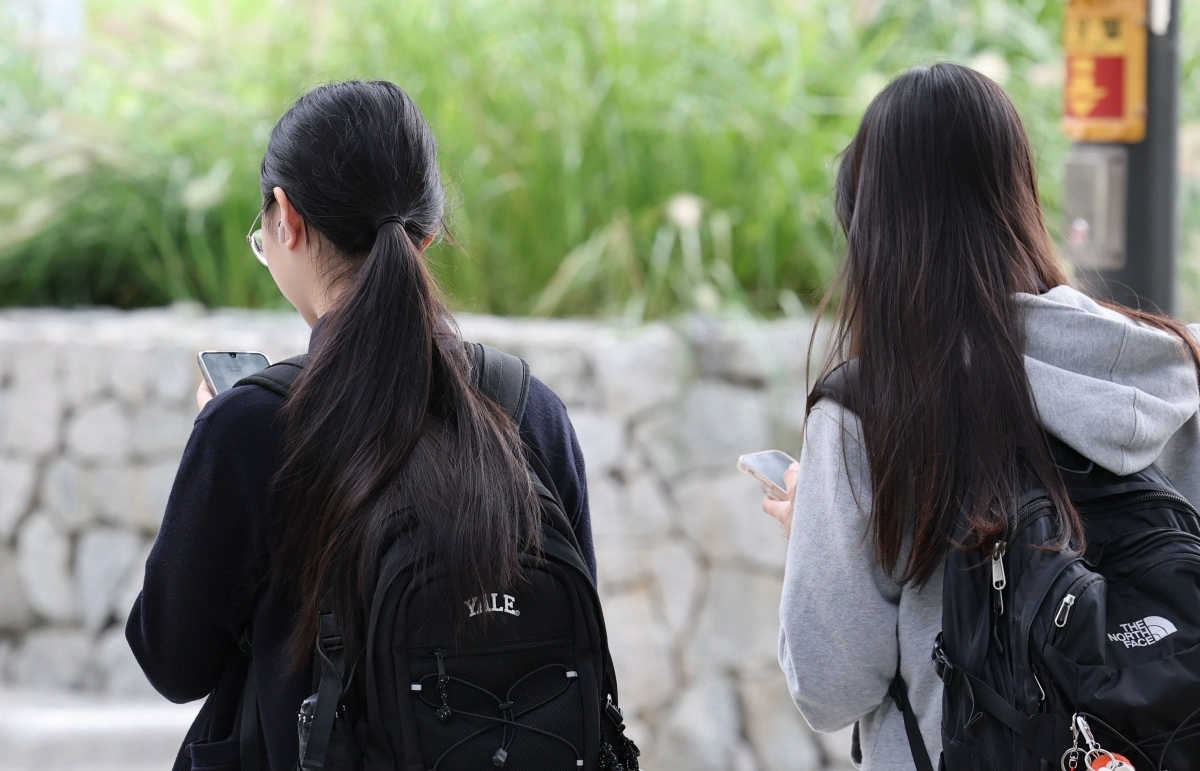 우리나라 중학교 3학년∼고등학교 1학년에 해당하는 15세 학생의 ‘읽기 능력’이 3년새 큰 폭 하락한 것으로 나타났다. 이는 전 세계적 경향이기도 한데 디지털 매체 활용 보편화는 물론 사회관계망서비스(SNS) 이용 급증이 주된 영향을 미친 것으로 분석된다. 경제협력개발기구(OECD)가 8일 발표한 ‘국제 학업성취도 평가(PISA) 2025’ 결과를 보면 한국의 읽기 영역 점수는 평균 501점으로 직전 조사 때였던 2022년(515점)보다 14점 하락했다. 사진은 9일 서울 시내 한 중학교에서 하교하는 학생들. 연합뉴스