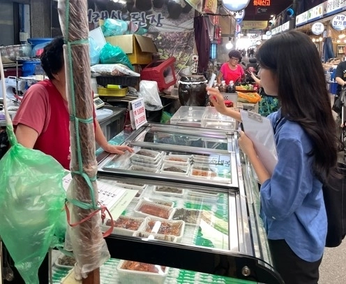 광진구의 원산지 표시 특별점검반이 지난 8일 김치 판매점에서 현장점검을 하고 있다. 광진구 제공