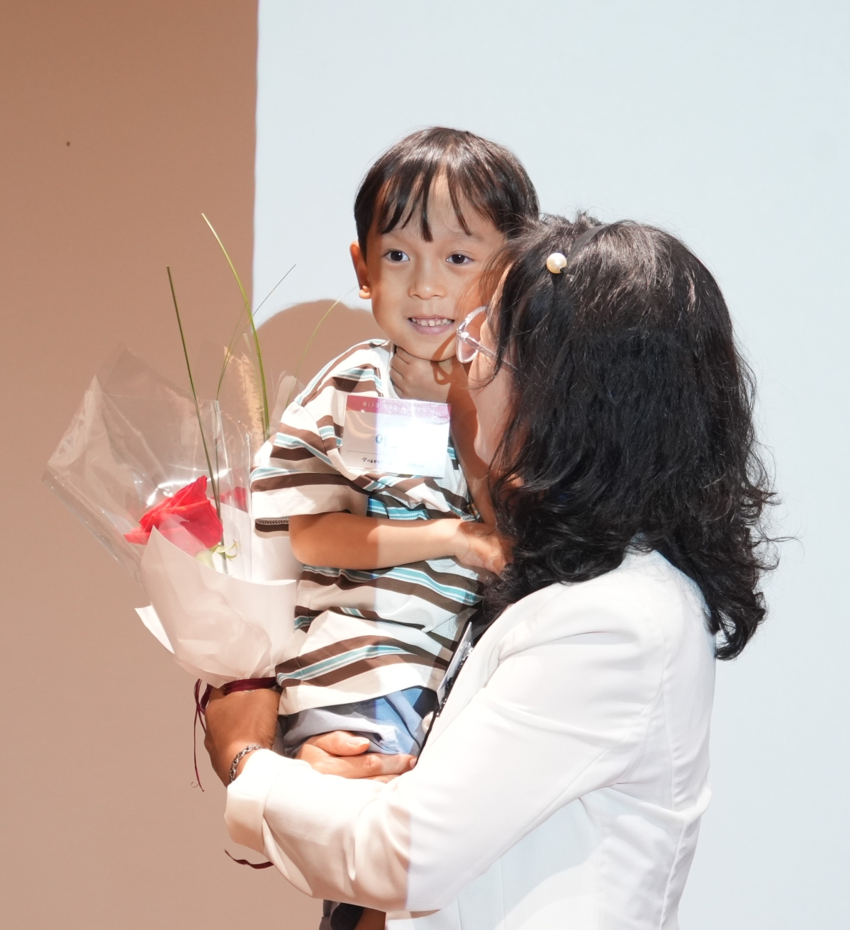 9일 서울 중구 서울공예박물관에서 열린 ‘제13회 서울시 장기기증의 날 기념식’에서 3년 전 심장을 이식받은 이온유(왼쪽)군을 뇌사 장기기증인 유가족 장혜임씨가 안고 있다. 사랑의장기기증운동본부 제공