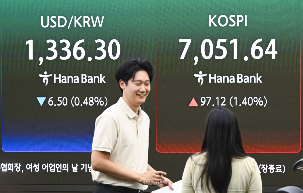9일 서울 중구 하나은행 본점 딜링룸에 종가가 표시돼 있다. 이날 코스피는 전 거래일 대비 97.12포인트(1.40%) 오른 7051.64에 거래를 마치며 종가 기준 33거래일 만에 7000선을 재돌파했다. 이지훈 기자