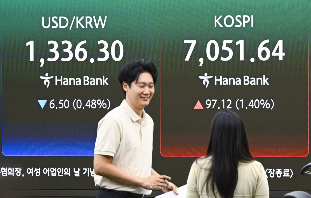 9일 서울 중구 하나은행 본점 딜링룸에 종가가 표시돼 있다. 이날 코스피는 전 거래일 대비 97.12포인트(1.40%) 오른 7051.64에 거래를 마치며 종가 기준 33거래일 만에 7000선을 재돌파했다. 이지훈 기자