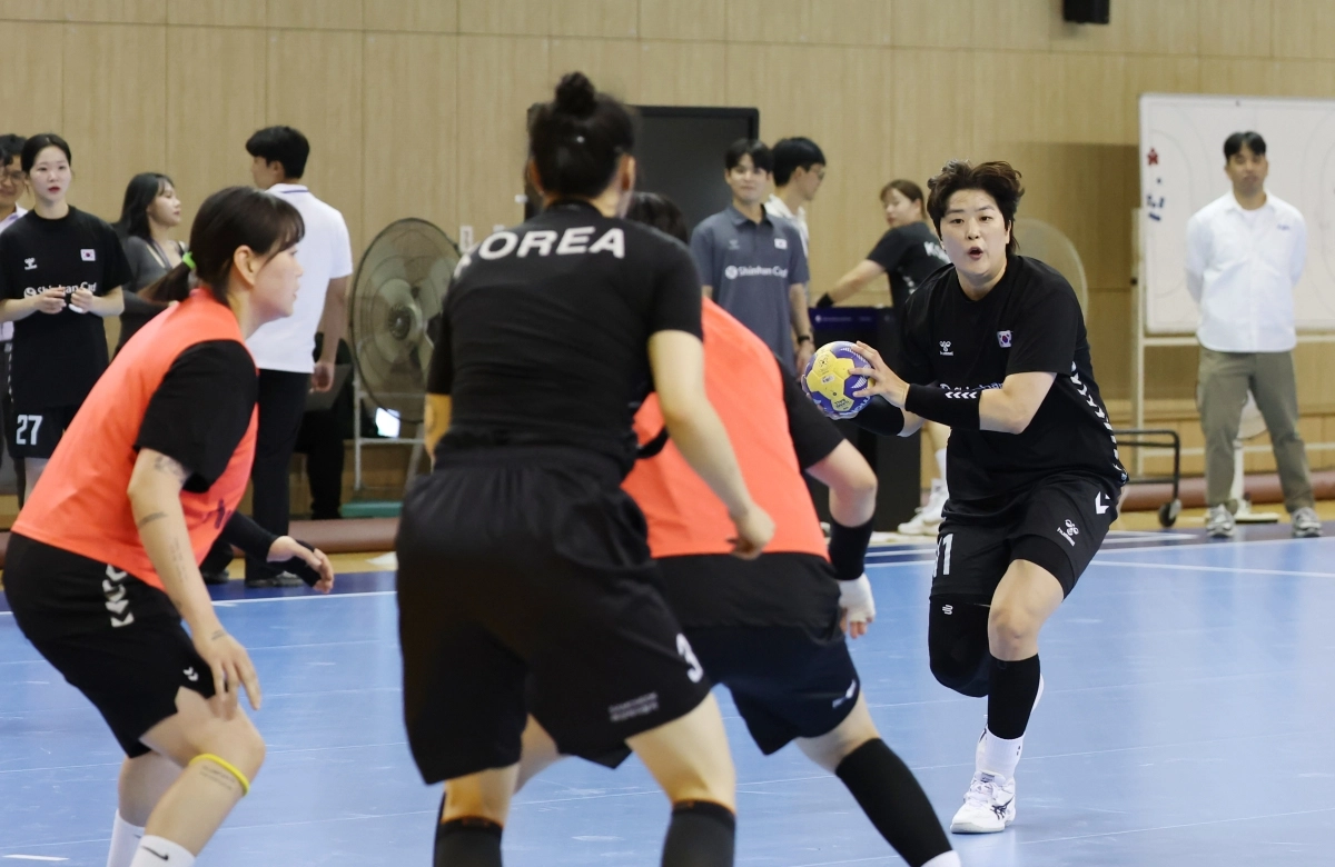 여자 핸드볼 국가대표팀 간판선수인 류은희(오른쪽)가 9일 충북 진천 국가대표선수촌에서 훈련에 집중하고 있다. 진천 뉴스1