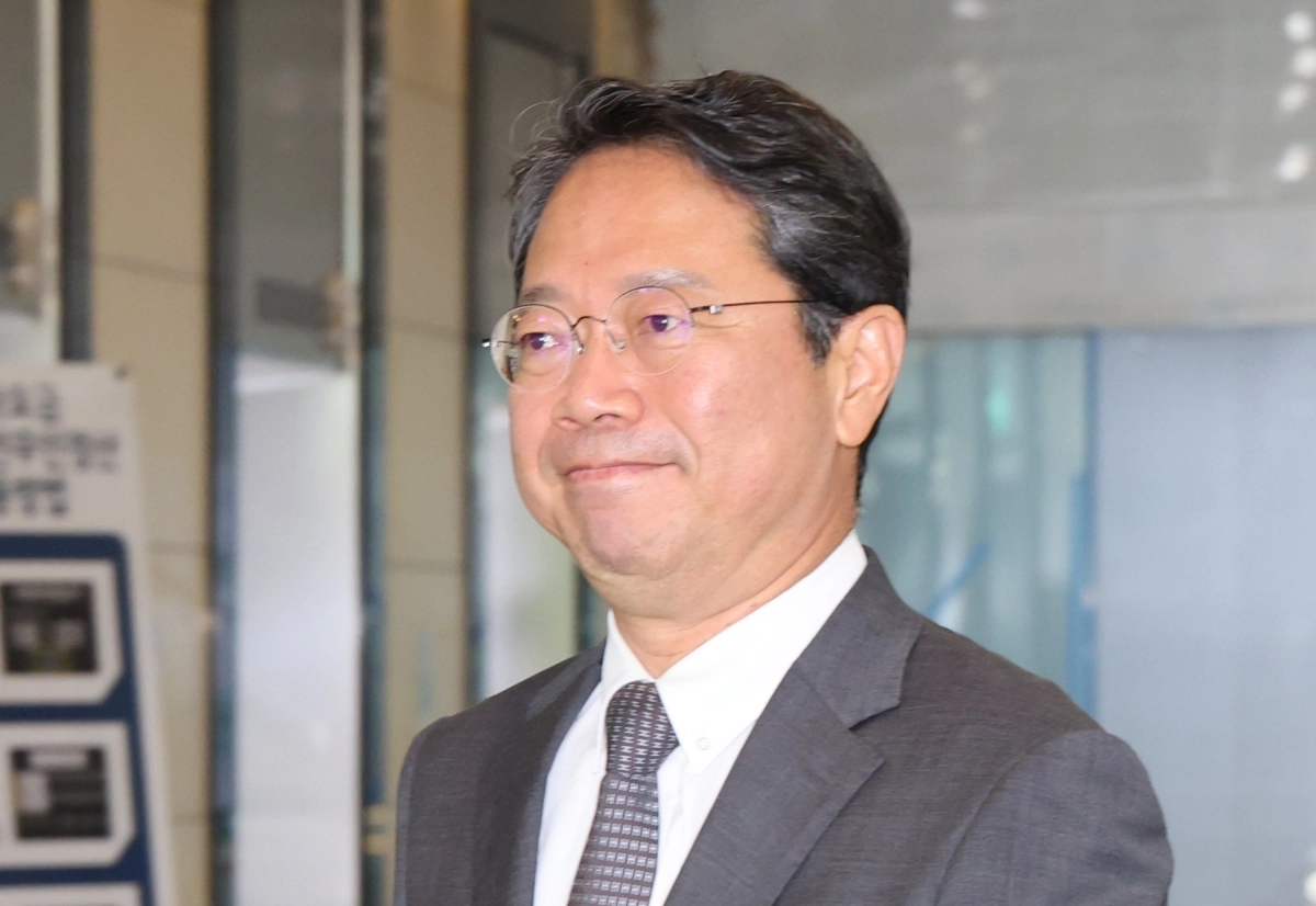 김승원 법무장관 후보자가 9일 서울 종로구 적선현대빌딩에 마련된 인사청문회 준비 사무실에서 외출하고 있다. 2026.9.9 연합뉴스