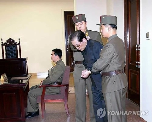 북한은 2013년 12월 국가안전보위부 특별군사재판을 열어 장성택에게 ‘국가전복음모의 극악한 범죄’로 사형을 선고하고 이를 바로 집행했다. 양 손을 포승줄에 묶인 장성택이 국가안전보위부원들에게 잡힌 채 법정에 서 있다. 2013.12.13. 연합뉴스