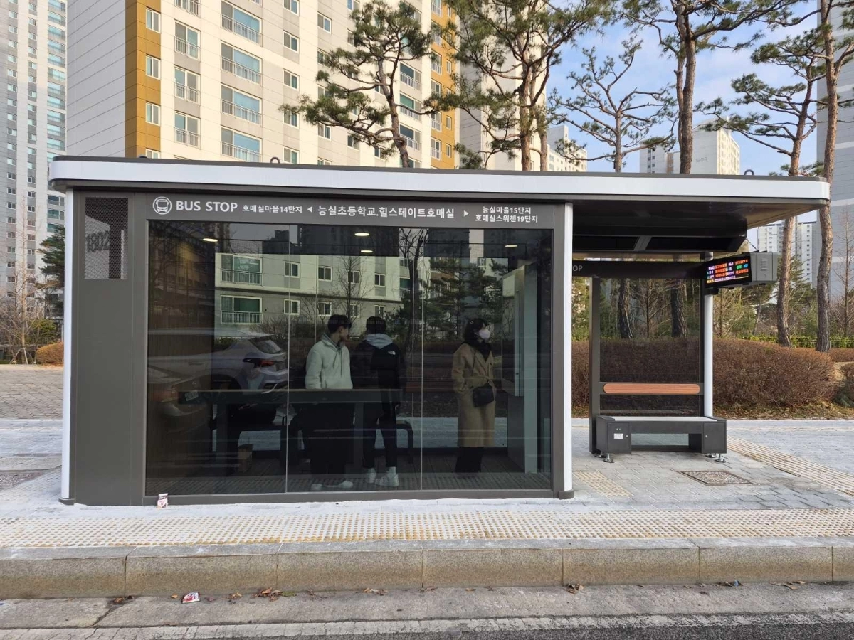 수원 능실초등학교 앞 기후쉼터형 스마트정류장. 수원시 제공