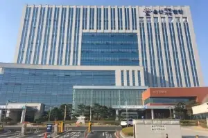떨어진 경찰 권총 주워 방아쇠 당긴 50대 강도…징역 8년 선고