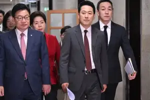 최고위원회의 참석하는 장동혁 대표
