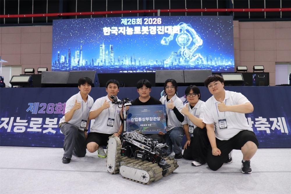 광운대 로봇게임단 ‘로빛’ 구성원들이 ‘2026 육군참모총장배 국방로봇경진대회’에서 1위를 기록한 뒤 기념사진을 찍고 있다. 광운대 제공