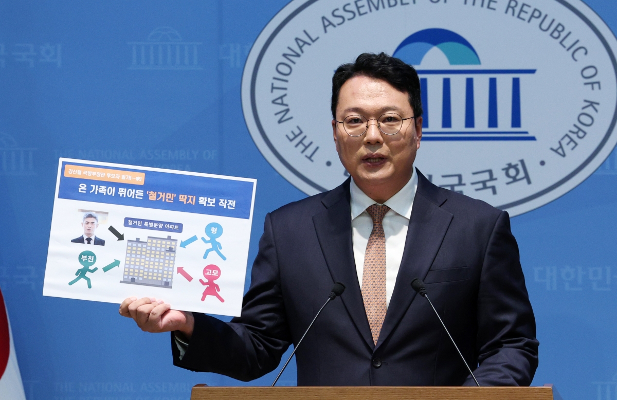 천하람 개혁신당 원내대표가 10일 국회 소통관에서 강신철 국방부 장관 후보자 인사청문 관련 기자회견을 하고 있다. 뉴시스