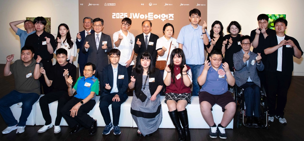 JW이종호재단은 지난 9일 서울 인사동 인사아트센터에서 ‘2026 JW아트어워즈’ 시상식을 개최했다. 수상 작가들이 기념촬영을 하고 있다.
