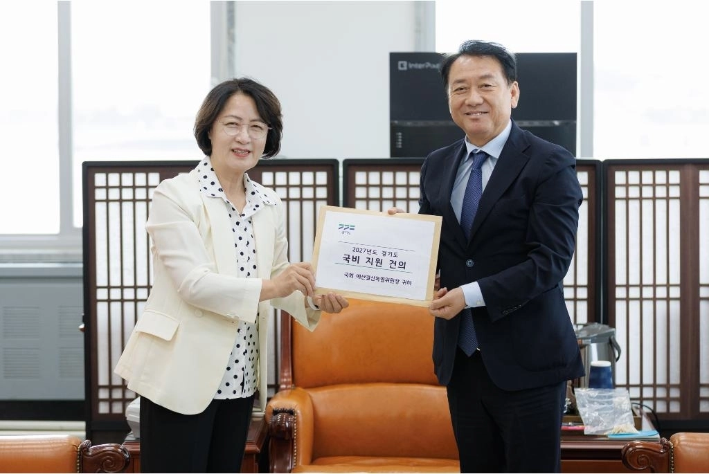 9일 국회 예결위원장실에서 추미애 경기도지사가 이광재 예결위원장에게 주요 현안사업이 담긴 건의문을 전달하고 있다. 경기도 제공