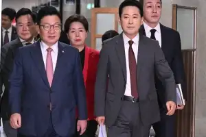 李대통령 “임기는 헌법에 제한”…野 “누가 모르나”