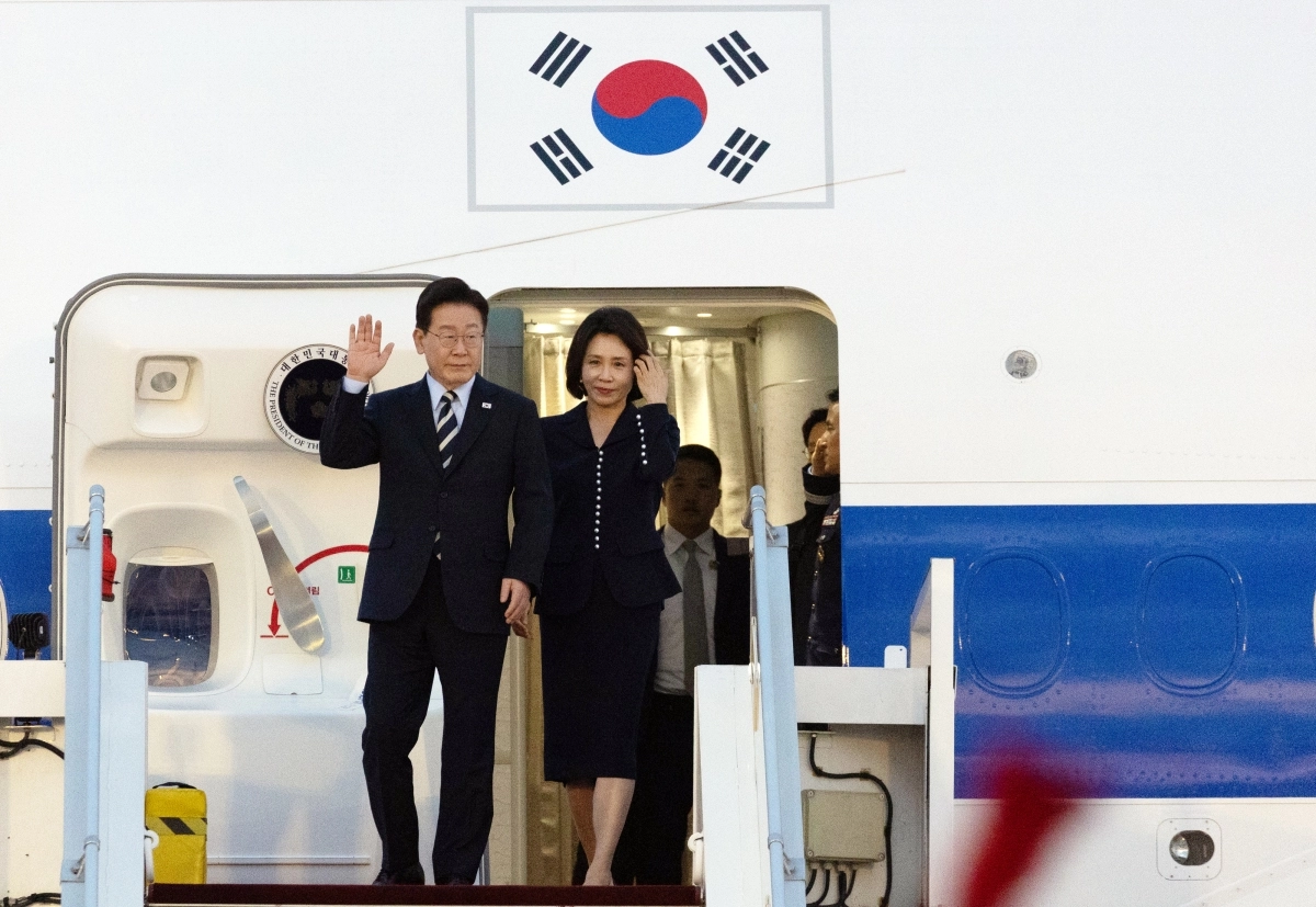 프랑스를 국빈 방문한 이재명 대통령과 김혜경 여사가 7일(현지 시간) 프랑스 파리 오를리 국제공항에 도착해 환영 인사들과 취재진을 향해 인사를 하고 있다. 파리 뉴시스