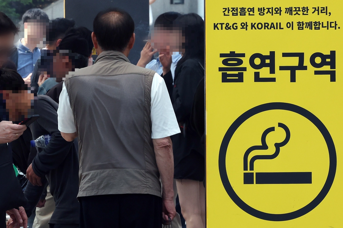 세계 금연의 날을 이틀 앞둔 31일 서울역 흡연실에서 시민들이 담배를 피고 있다. 2025.5.29 뉴스1