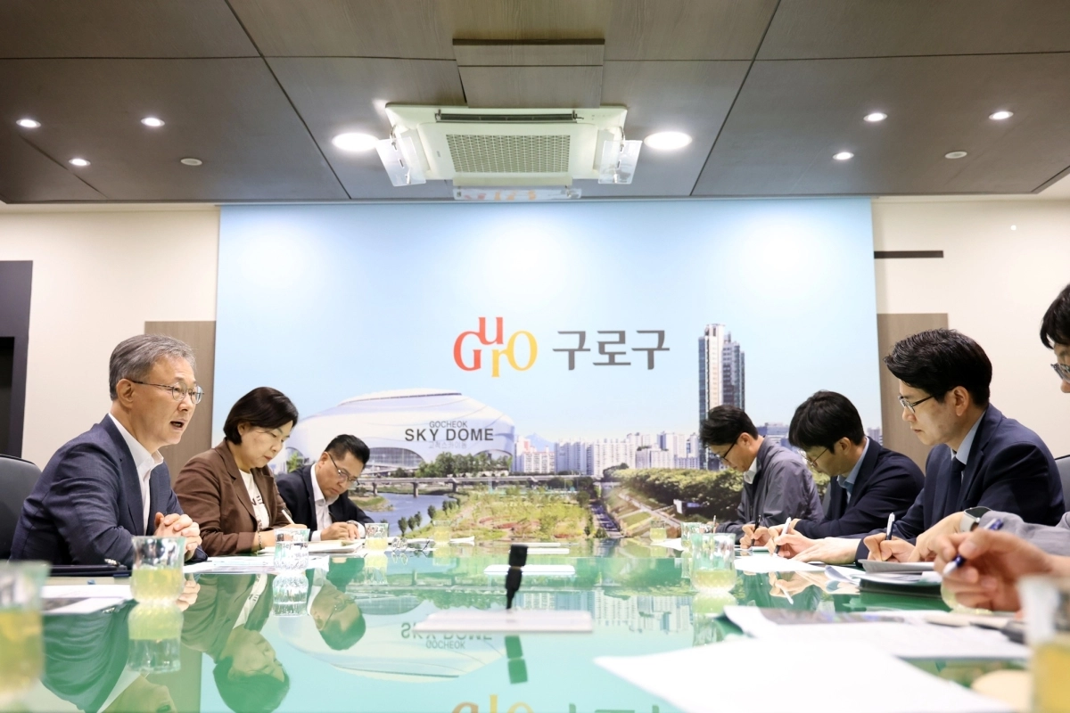 장인홍(왼쪽) 서울 구로구청장이 지난 9일 서울 구로구청에서  김태병 국토교통부 철도국장과 GTX-B 환기구 등 지역 철도 현안을 논의하고 있다. 구로구 제공