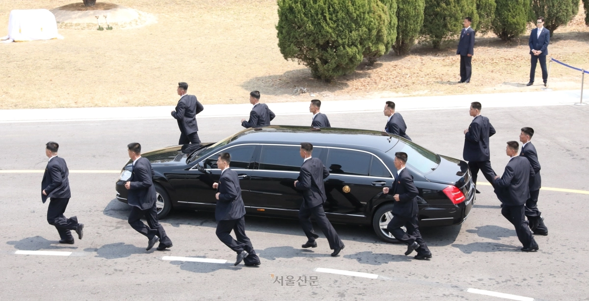 김정은 북한 국무위원장이 2018년 4월 27일 오찬을 위해 탑승한 차량이 북측 경호원들의 호위를 받으며 북으로 향하고 있다. 2018. 04. 27 안주영 기자 jya@seoul.co.kr