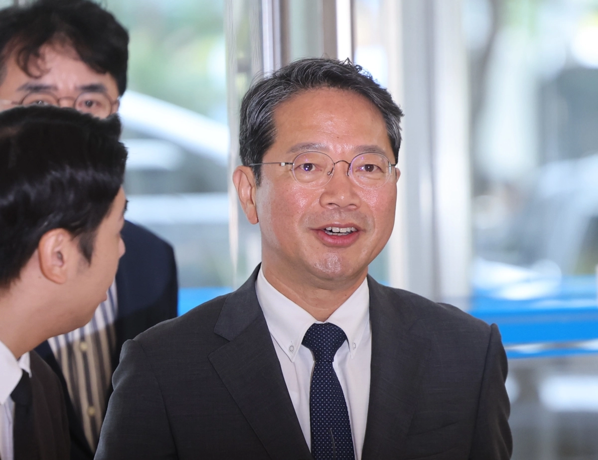 김승원 법무부 장관 후보자가 10일 서울 종로구 적선현대빌딩에 마련된 인사청문회 준비 사무실로 출근하고 있다. 2026.9.10. 연합뉴스