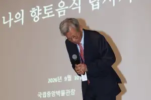 유홍준, ‘친일파 글씨’ 전시 논란 사과…“책임 통감”