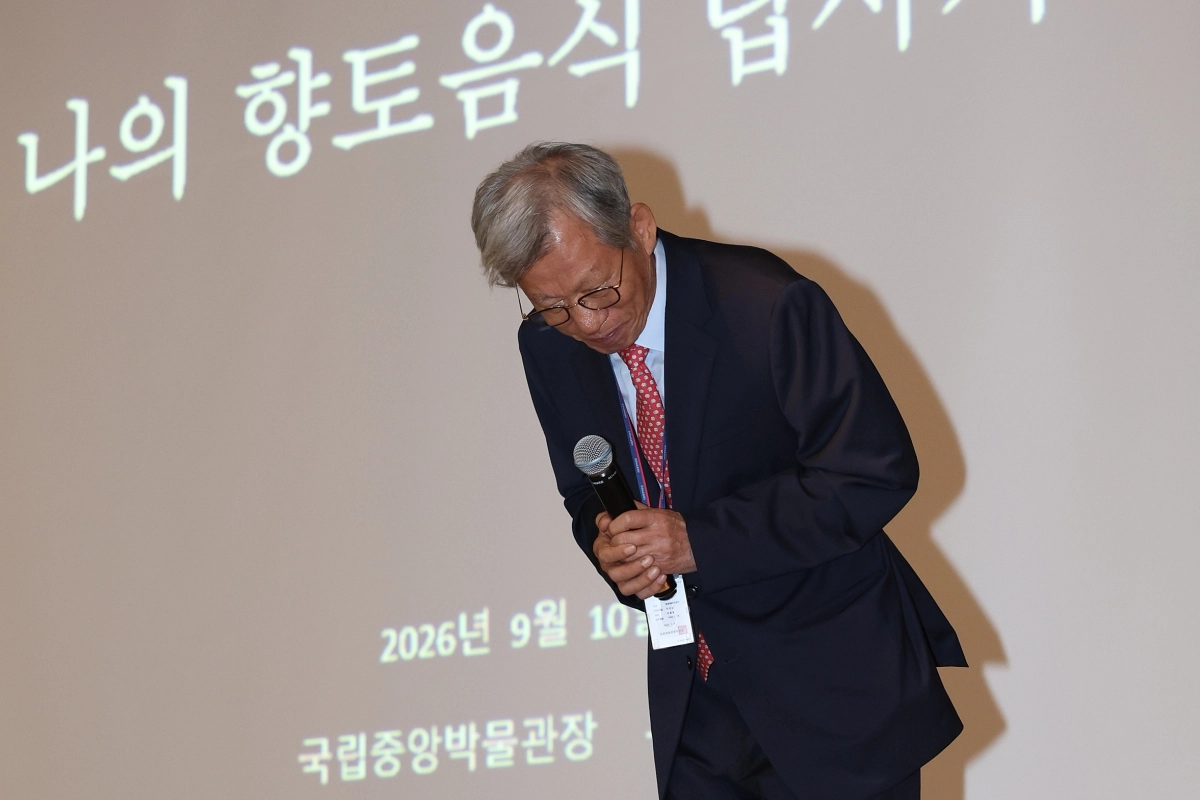 유홍준 국립중앙박물관장이 10일 서울 용산구 국립중앙박물관 대강당에서 열린 특별전 ‘우리들의 밥상’ 연계 특별강연회 ‘맛 대 맛’에 앞서 유묵 전시 관련 착오에 대해 고개숙여 사과하고 있다. 박물관은 ‘일반시국은(一飯是國恩)’ 유묵을 애국지사 박원근의 작품으로 소개했다. 그러나 조사 끝에 해당 유묵은 친일반민족행위자 박중양의 글씨로 지난 7일 확인됐다. 연합뉴스