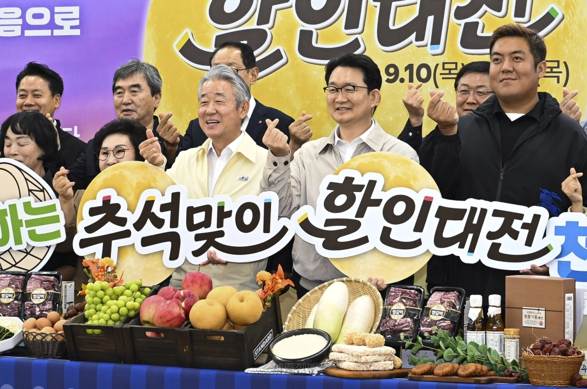 강호동(왼쪽 세 번째) 농협중앙회장과 김종구(왼쪽 네 번째) 농림축산식품부 차관 등 참석자들이 10일 서울 서초구 농협 하나로마트 양재점에서 열린 추석맞이 할인대전 행사에서 기념 촬영을 하고 있다. 2026.9.10 이지훈 기자
