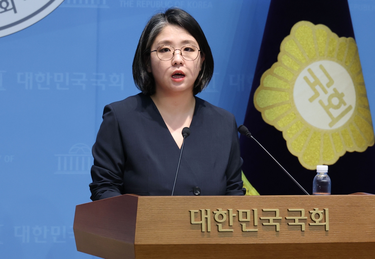 thumbnail - 용혜인 “말도 안 되는 억측 안타까워<br>겸직은 법률이 허용” 사퇴 요구 일축