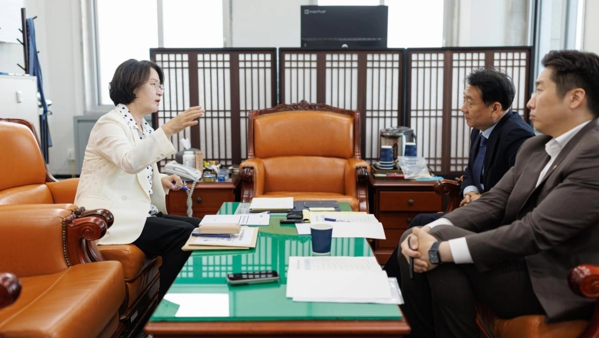 추미애 경기도지사가 9일 국회 예결위원장실에서 이광재 위원장을 만나 2027년 도 주요 현안사업에 대한 국비 지원을 요청하고 있다. 경기도 제공