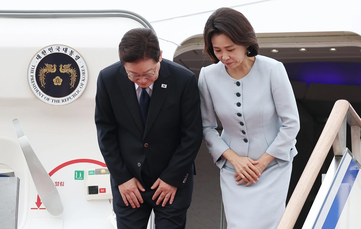 프랑스 국빈 방문 일정을 마치고 귀국한 이재명 대통령과 김혜경 여사가 10일 성남 서울공항 공군 1호기에서 환영객들을 향해 인사하고 있다. 2026.9.10 연합뉴스