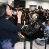 목 축이는 용혜인