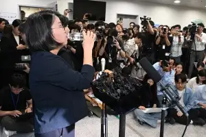 목 축이는 용혜인