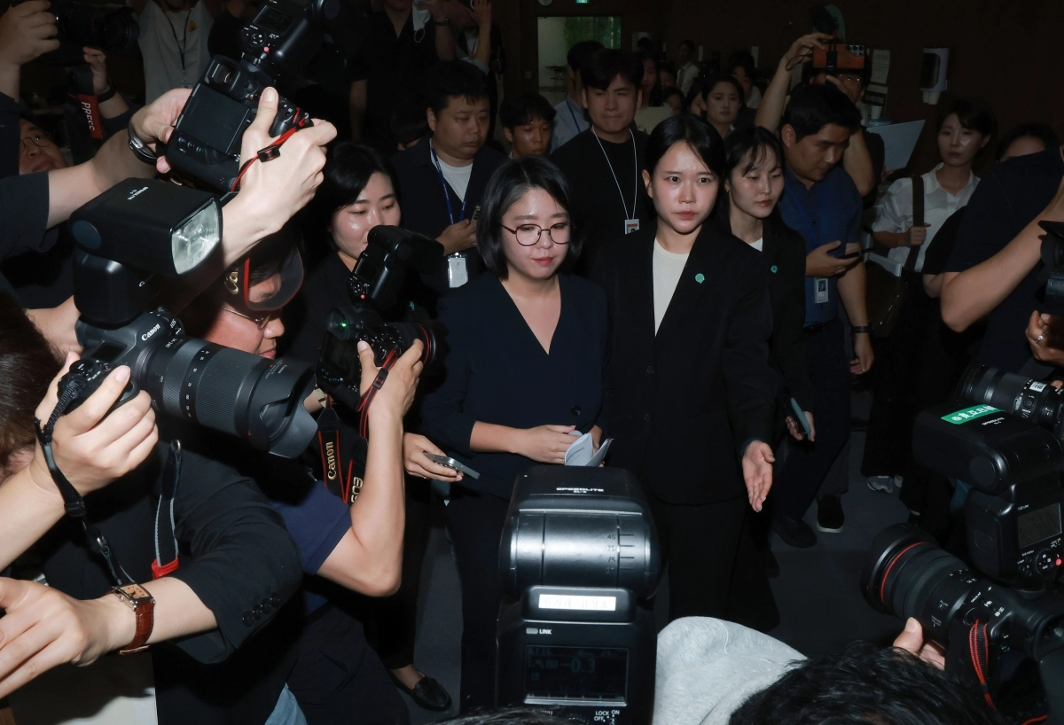 용혜인 성평등가족부 장관 후보자가 10일 국회 소통관에서 입장 발표 기자회견을 마친 후 회견장을 떠나고 있다. 연합뉴스