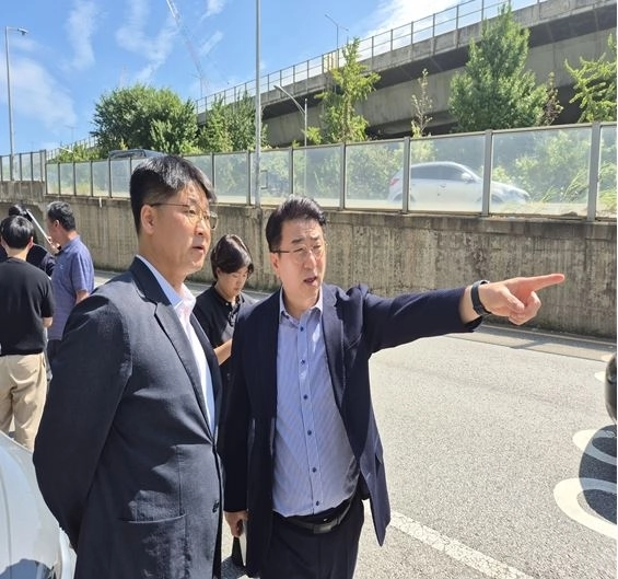 지난 9일 서대문구 일대 교통안전시설을 합동 점검한 이용구 의원. 서울시의회 제공