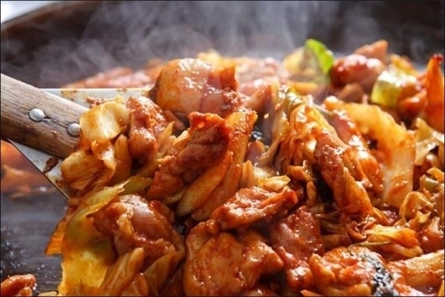 강원 춘천시가 닭갈비를 주제로 한 여행상품인 ‘K-치킨벨트’를 출시했다. 사진은 닭갈비. 서울신문 DB