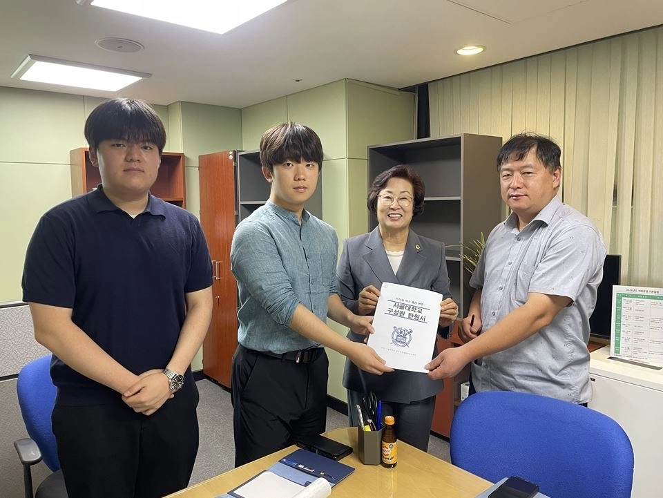 서울대 총학생회와 간담회 후 기념촬영을 하는 김정애 의원. 서울시의회 제공