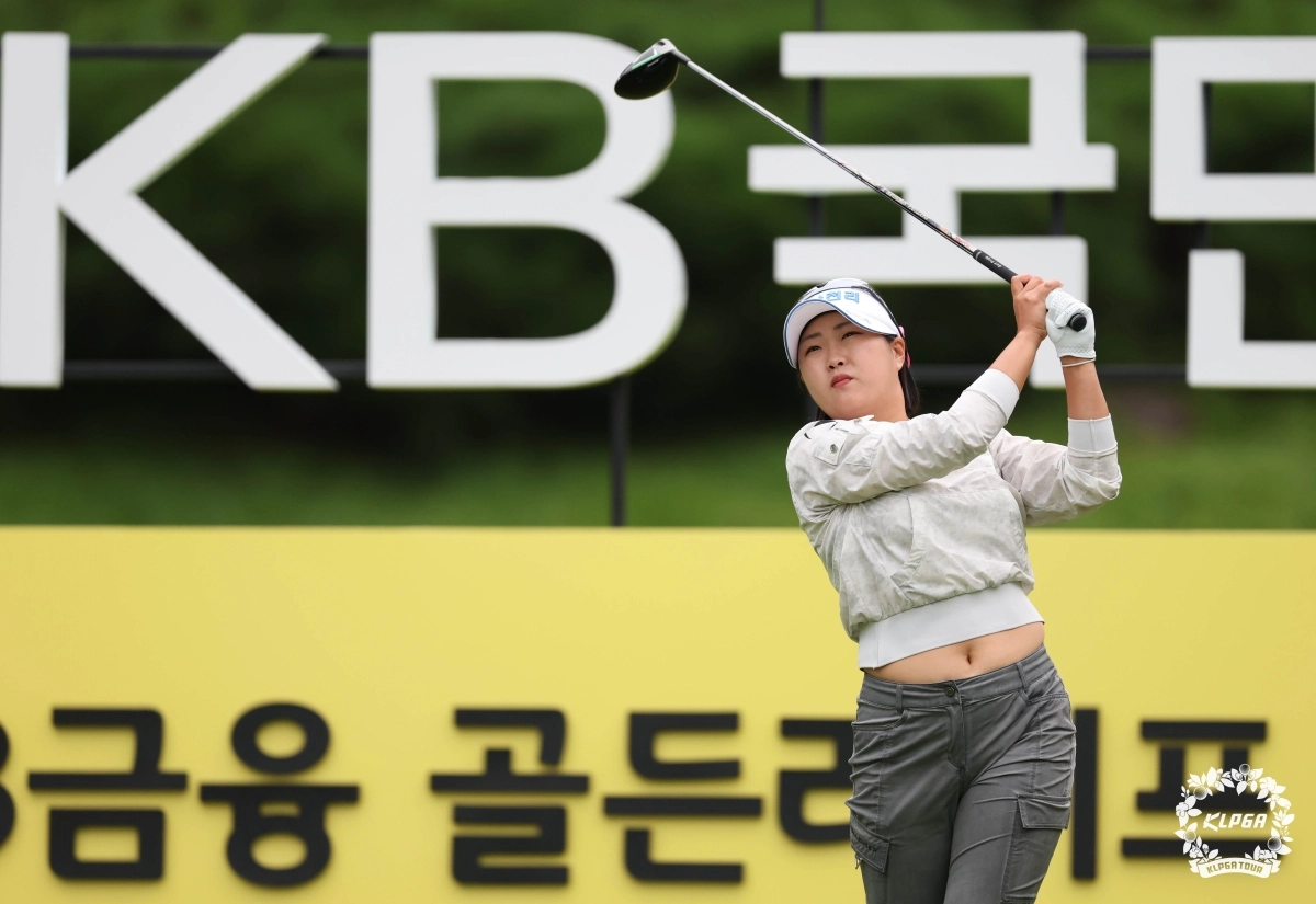 홍진영이 10일 경기 이천시 블랙스톤 이천GC(파72)에서 열린 KLPGA투어 시즌 세번째 메이저대회인 KB금융 골든라이프 챔피언십 1라운드에서  드라이버 티샷을 때리고 있다. 홍진영은 이날 5언더파 67타를  쳤다.  KLPGA 제공.