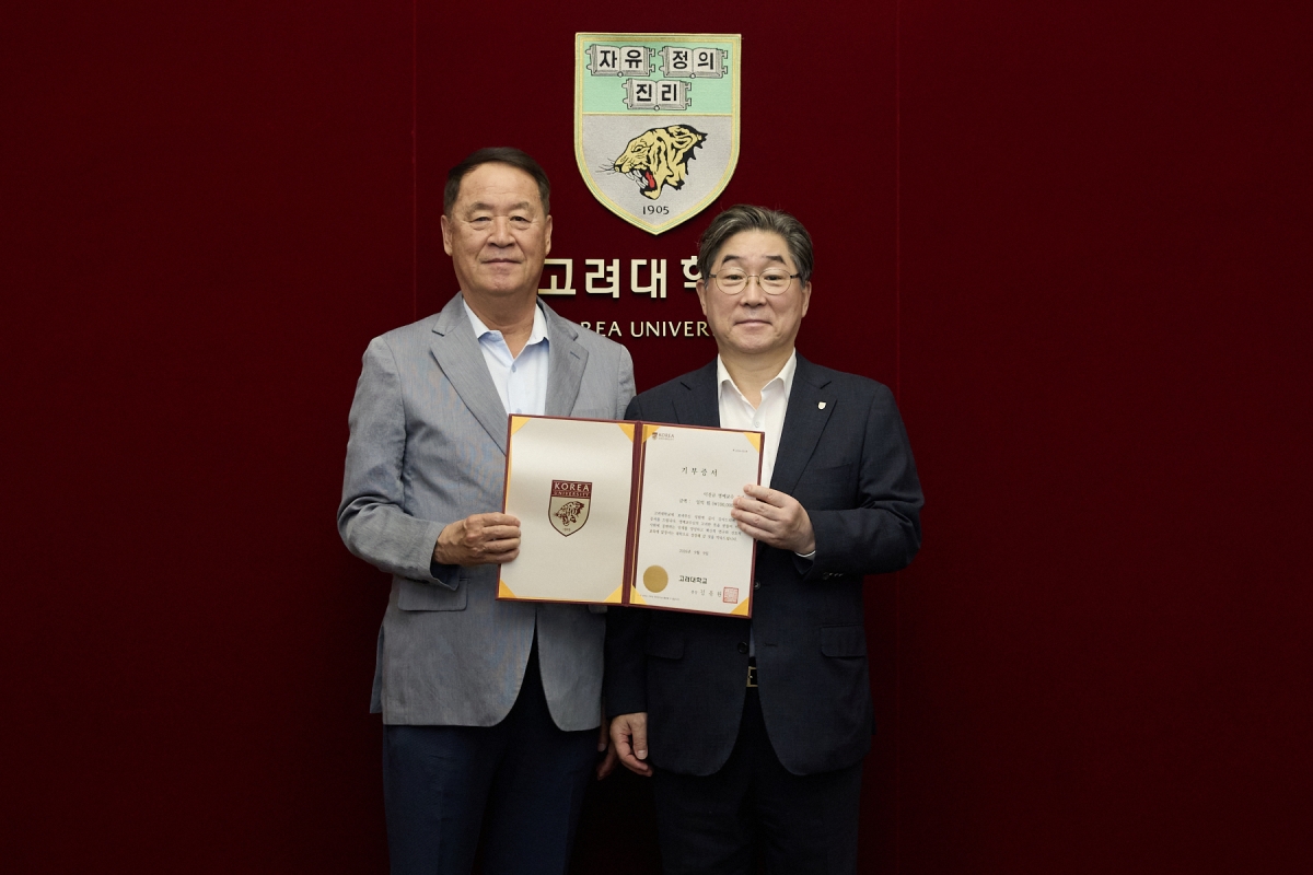 사진 왼쪽은 모교 후학들을 위해 써달라며 발전기금 1억원을 기부한 이진규 고려대 명예교수, 오른쪽은 김동원 고려대 총장. 고려대 제공