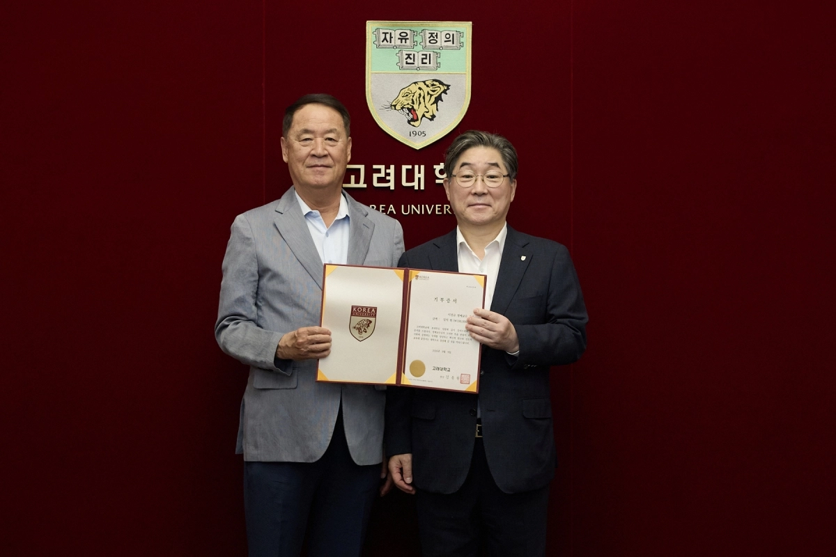 사진 왼쪽은 모교 후학들을 위해 써달라며 발전기금 1억원을 기부한 이진규 고려대 명예교수, 오른쪽은 김동원 고려대 총장. 고려대 제공
