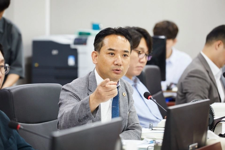 ▲ 지난 9일 열린 제393회 임시회 제2차 경제노동위원회 2026년도 제2회 추가경정예산안 심의에서 질의하는 송규근 의원(사진=경기도의회)