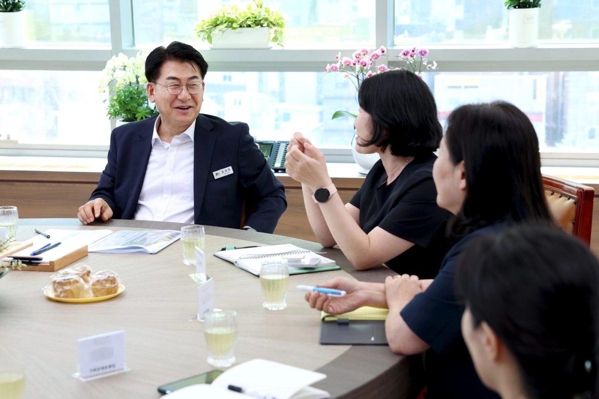 유보화(왼쪽) 성동구청장이 지난 7월 민원 담당 공무원과 간담회를 진행하고 있다. 성동구 제공