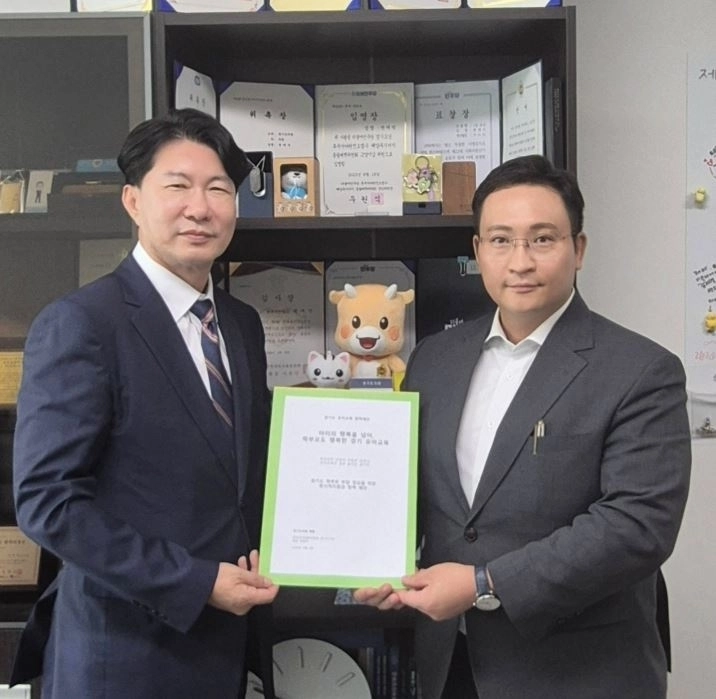 ▲ 한국유치원총연합회(한유총) 관계자들과 간담회를 갖은 변재석 의원(오른쪽). (사진=경기도의회)