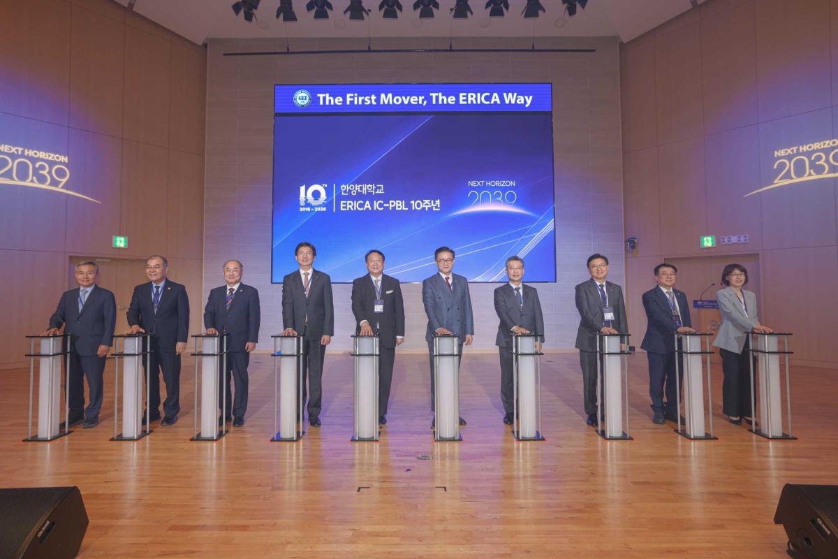 지난 9일 한양대 ERICA에서 열린 IC-PBL 10주년 행사에서 주요 내외빈이 ‘NEXT HORIZON 2039’의 새로운 도약을 다짐하는 선포 세리머니에 참여하고 있다. 한양대 제공