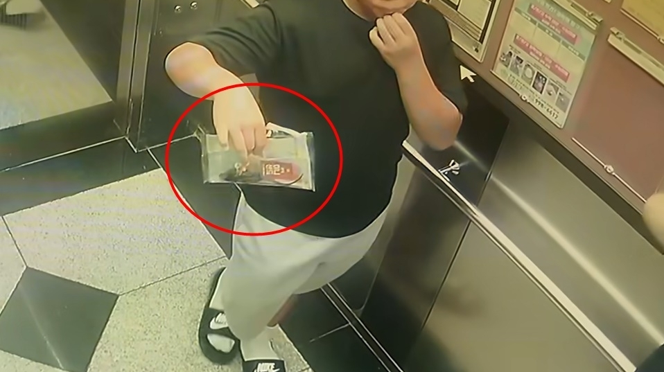 길에서 죽어가는 야생 생쥐를 발견한 초등학생 세 명이 자신들이 모은 2만원을 들고 동물병원을 찾아 치료를 부탁한 사연이 전해졌다. 유튜브 채널 ‘동행동물병원 | 동동행행’ 캡처