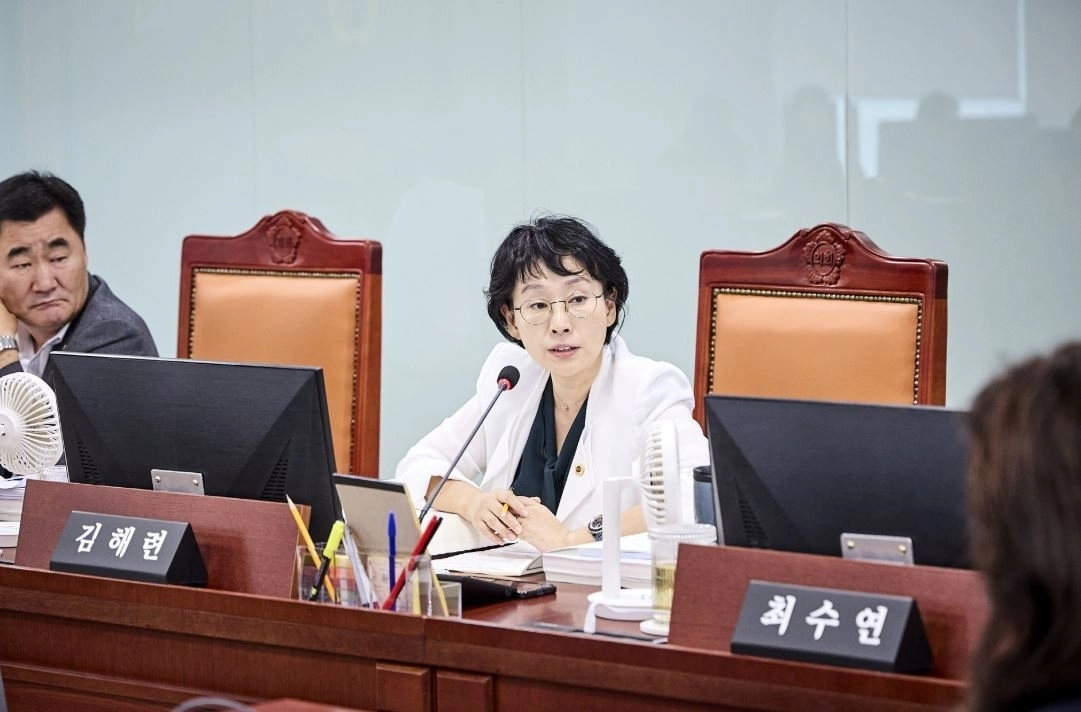 ▲ 지난 9일 열린 제393회 임시회 제1차 건설교통위원회 2026년도 제2회 추가경정예산안 심사에서 질의하는 김혜련 의원(사진=경기도의회)