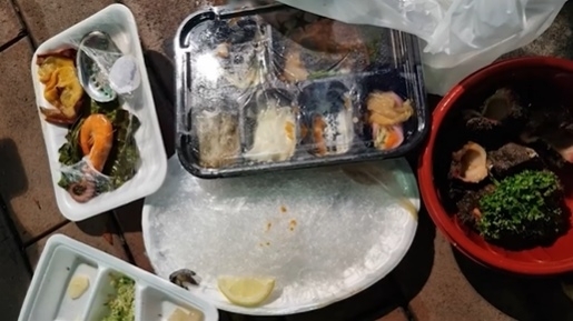 경기 고양시에서 횟집을 운영하는 A씨가 10만원 상당의 음식 주문을 받아 배달했으나 ‘벌레가 나왔다’며 환불을 요구받았다. 배달앱 측이 전액 환불을 한 뒤 음식을 돌려받았으나 대부분 먹은 상태였다. 자료 : SBS
