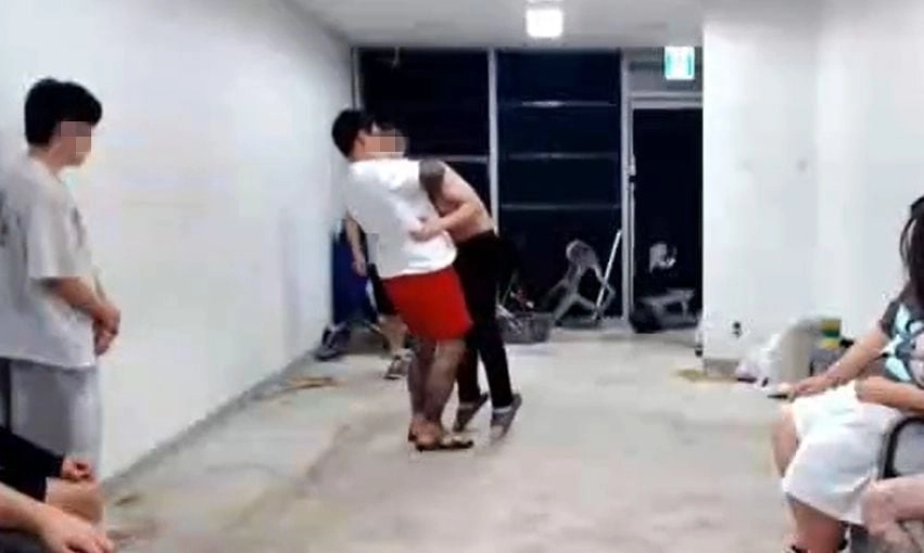 폭력조직원 출신인 격투기 선수 A씨가 유튜브 방송에서 목을 조르는 장면. 유튜브 방송 캡처