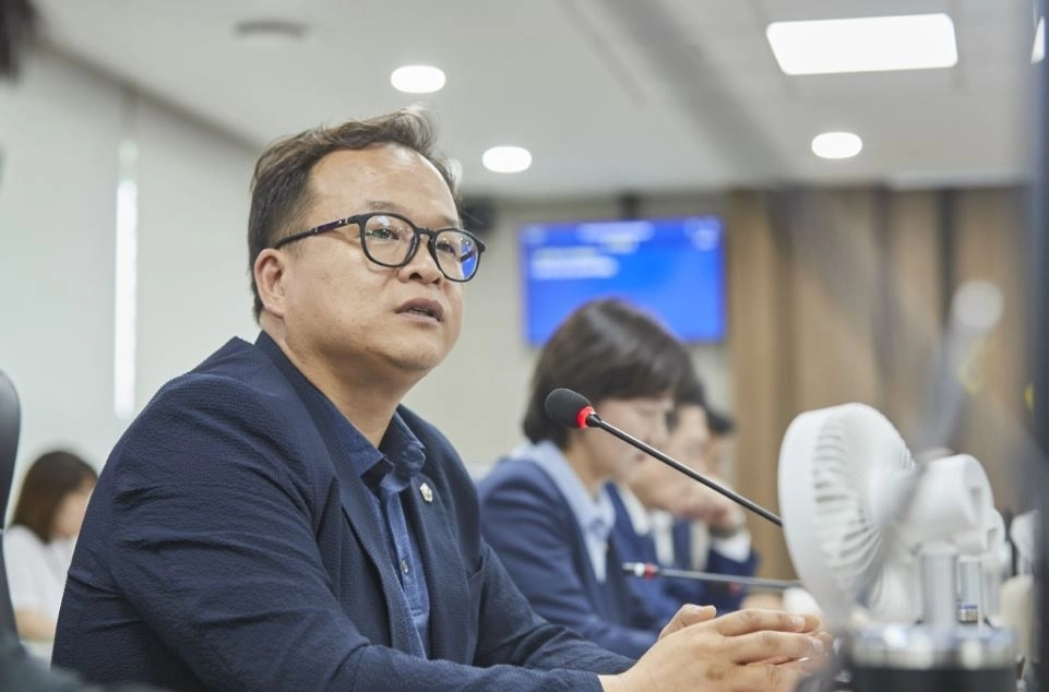 ▲ 지난 9일 열린 제393회 임시회 국제협력국 업무 현안 보고에서 질의하는 임창휘 의원(사진=경기도의회)