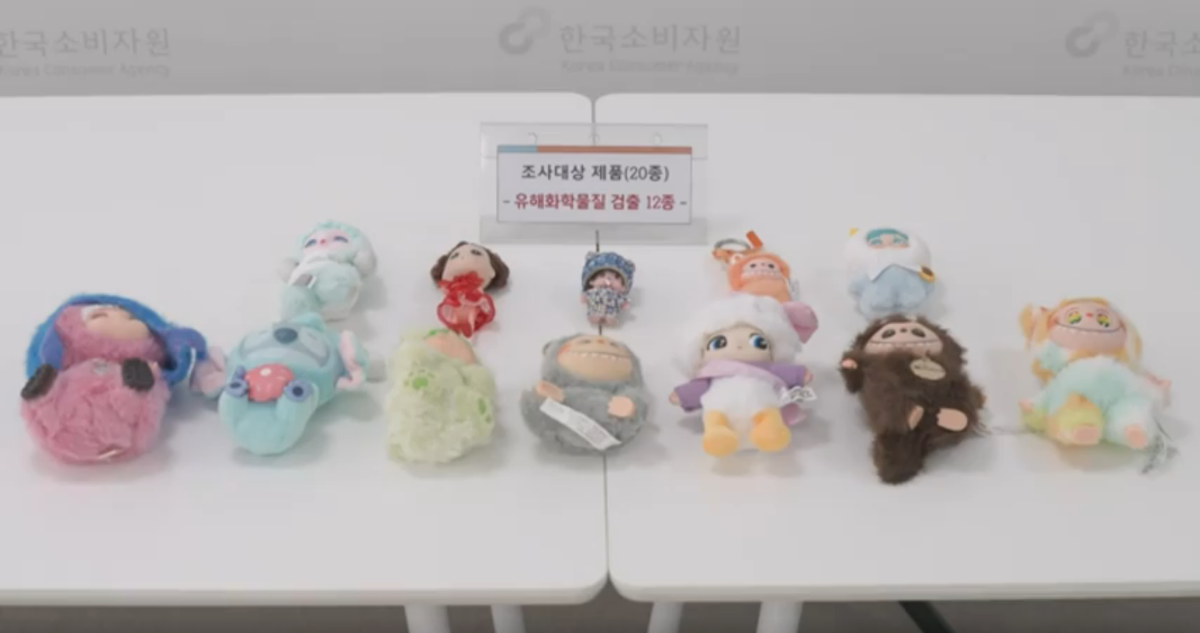 최근 유행하는 무인 인형뽑기점에서 유통되는 인형과 키링 등 경품 제품 10개 중 6개에서 기준치를 크게 초과하는 유해화학물질이 검출된 것으로 나타났다. 한국소비자원은 지난 4∼7월 국내 무인 인형뽑기점에서 유통되는 제품 20종과 업체 16개를 대상으로 안전실태를 조사한 결과 이같이 나타났다고 10일 밝혔다. 2026.9.10 연합뉴스