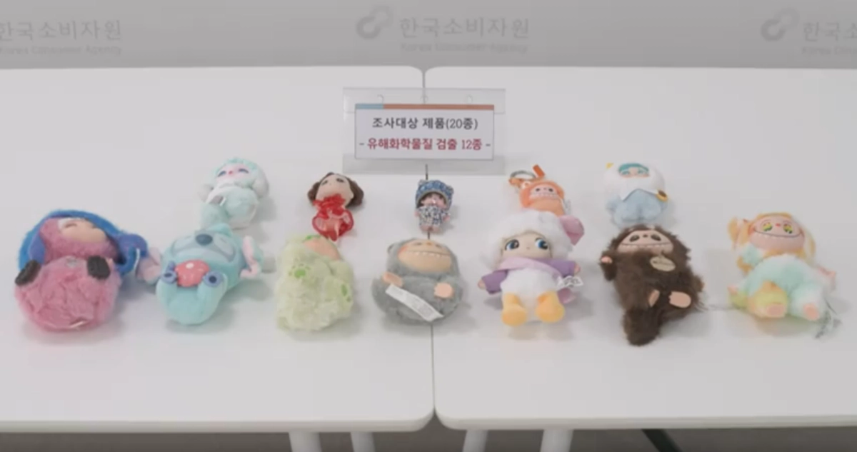 최근 유행하는 무인 인형뽑기점에서 유통되는 인형과 키링 등 경품 제품 10개 중 6개에서 기준치를 크게 초과하는 유해화학물질이 검출된 것으로 나타났다. 한국소비자원은 지난 4∼7월 국내 무인 인형뽑기점에서 유통되는 제품 20종과 업체 16개를 대상으로 안전실태를 조사한 결과 이같이 나타났다고 10일 밝혔다. 2026.9.10 연합뉴스