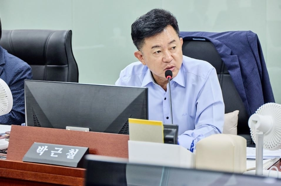 ▲ 지난 9일 경기도경제과학진흥원 업무보고에서 질의하는 박근철 의원(사진=경기도의회)