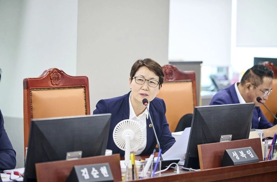 ▲ 지난 9일 열린 2026년 제2회 추가경정예산안 건설교통위원회 심사에서 질의하는 성복임 의원(사진=경기도의회)